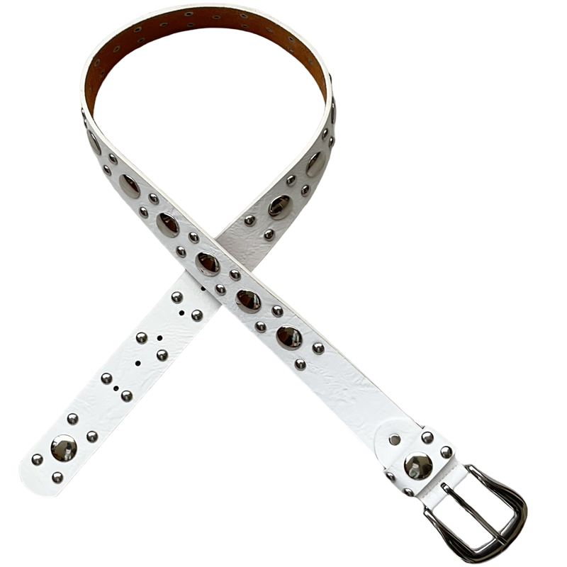 Ceinture en similicuir blanche garni de clous argentés de grosseur différente