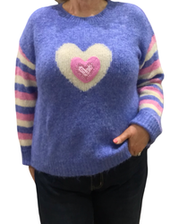 Chandail col rond bleu en tricot avec un appliqué de cœur et manche rayée