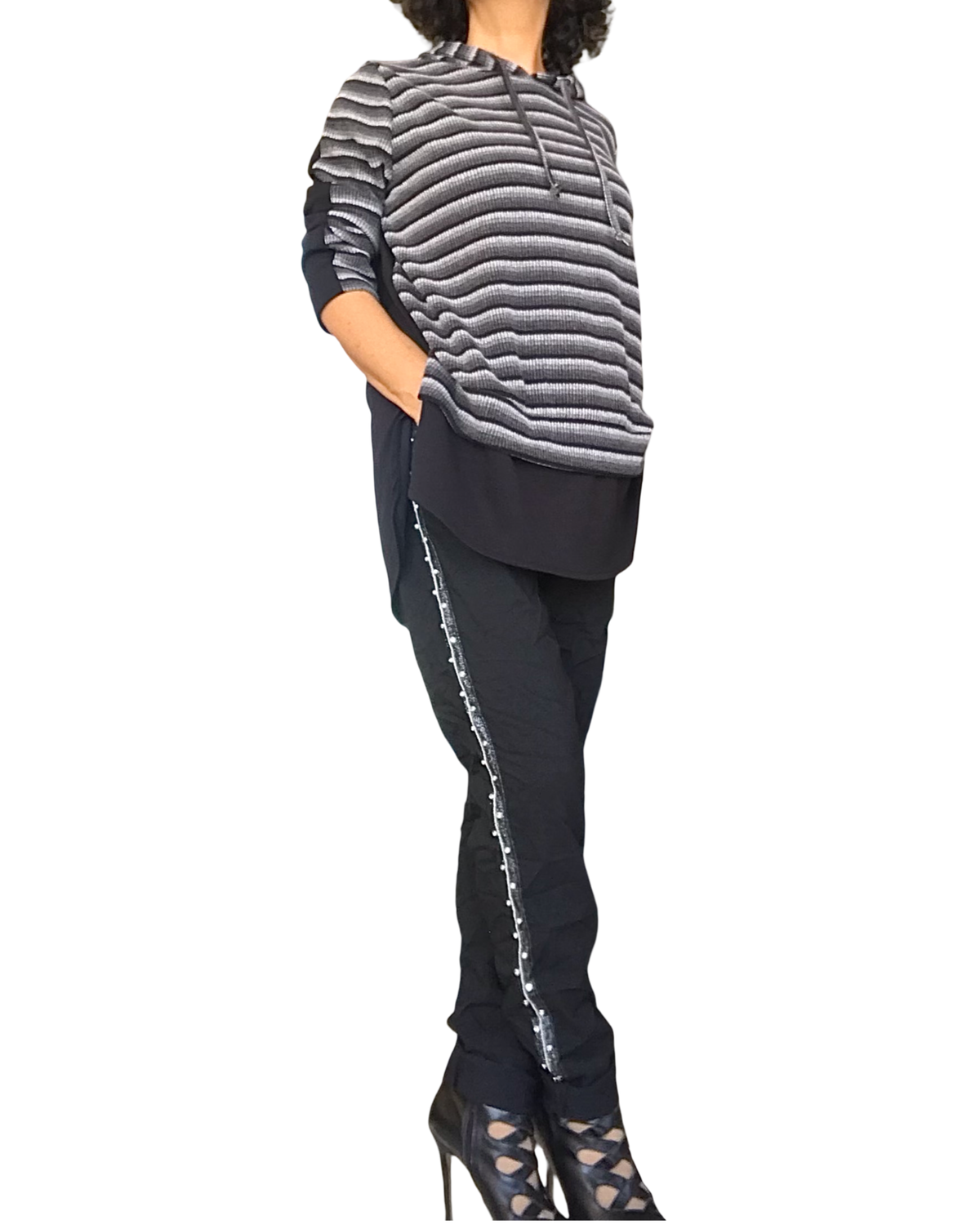 Chandail long noir à capuchon rayé avec pantalon noir à ruban argenté – vue de profil