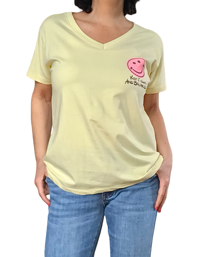 T-shirt jaune petit bonhomme sourire en haut à gauche, col en V