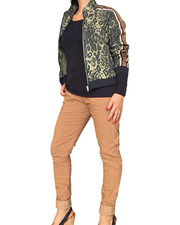 Pantalon camel à taille élastique avec cordon jacket léopard et gilet noir