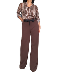 Pantalon droit brun avec un ruban noire comme ceinture, taille élastique