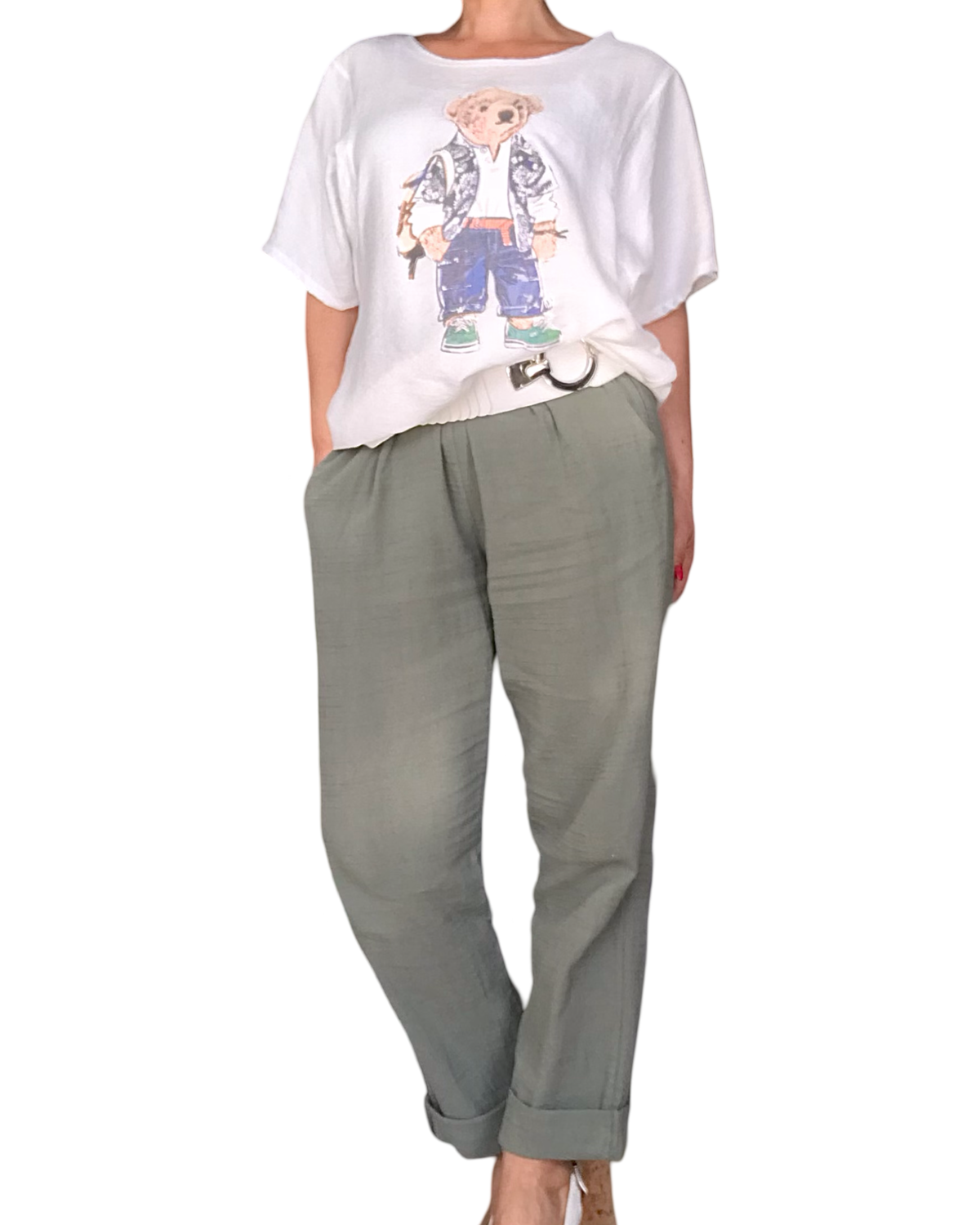 Pantalon olive à taille élastique avec cordon tissus texturé.  T-shirt, uni off White avec ourson devant et ceinture blanche, large élastique en similicuir.