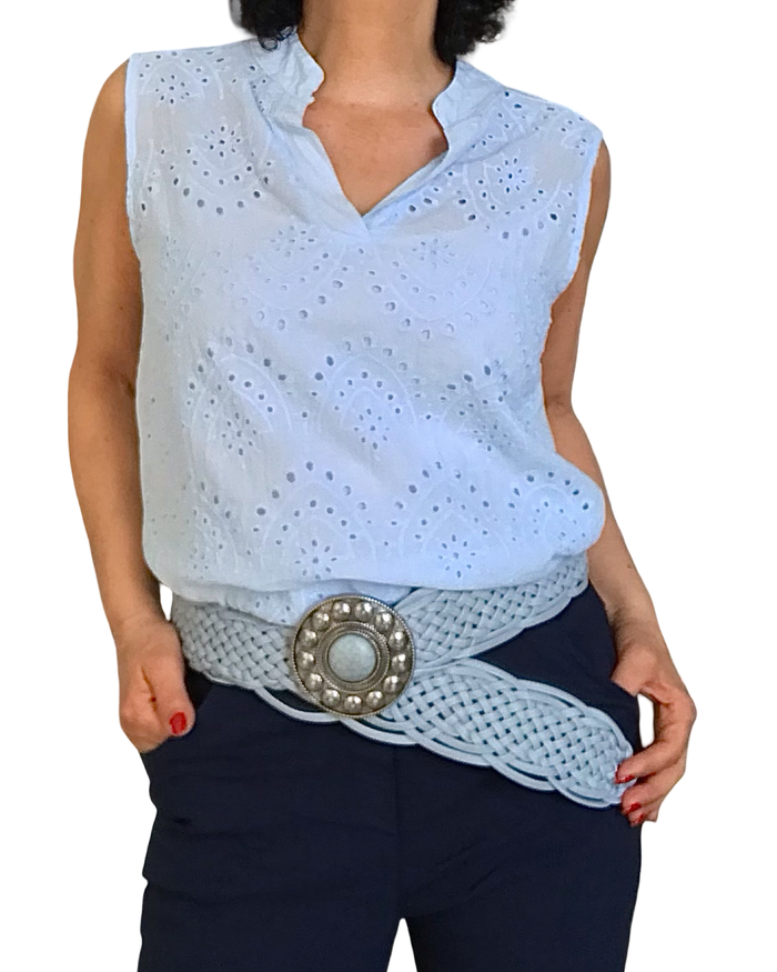 Blouse bleu ciel sans manche broderie anglaise devant