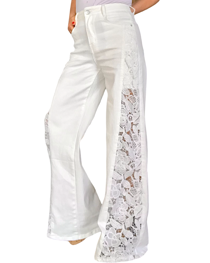 Jeans large blanc cassé avec dentelle le long de chaque jambe 32 pouces de jambe