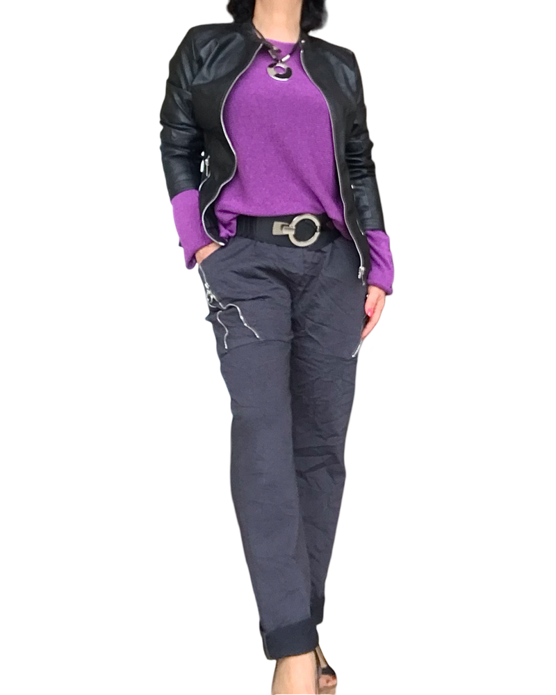 Pantalon anthracite à taille élastique avec cordon et zip sur les cuisses avec pull violet