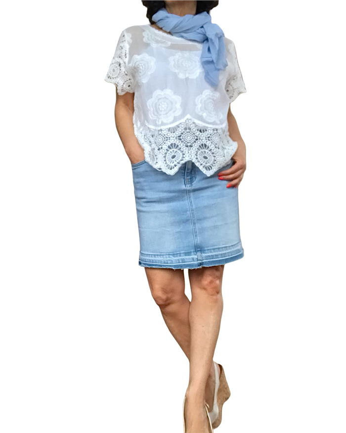 Blouse blanche manche courte en crochet et broderie florale