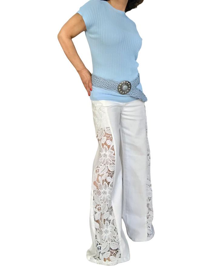 Jeans large blanc cassé avec dentelle le long de chaque jambe 32 pouces de jambe