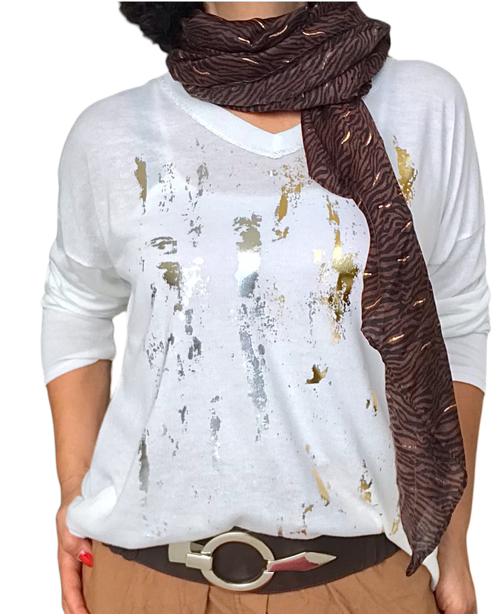 Chandail tricot blanc, col en V avec taches métallique or et argent avec une ceinture large élastique brune, foulard brun zébré et camisole blanche gainante