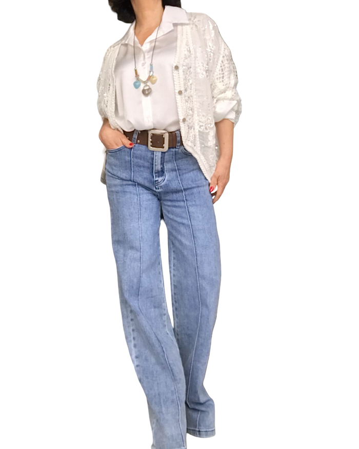 Jeans bleu clair , jambe droite avec sur picure le long de la jambe(livraison 17 mars)