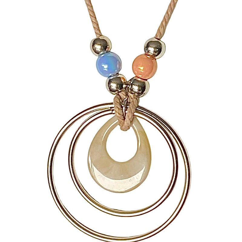 Bijoux | Collier long pendentif 2 cercles argentés , pierre rose pâle et bleu ciel en babiche beige