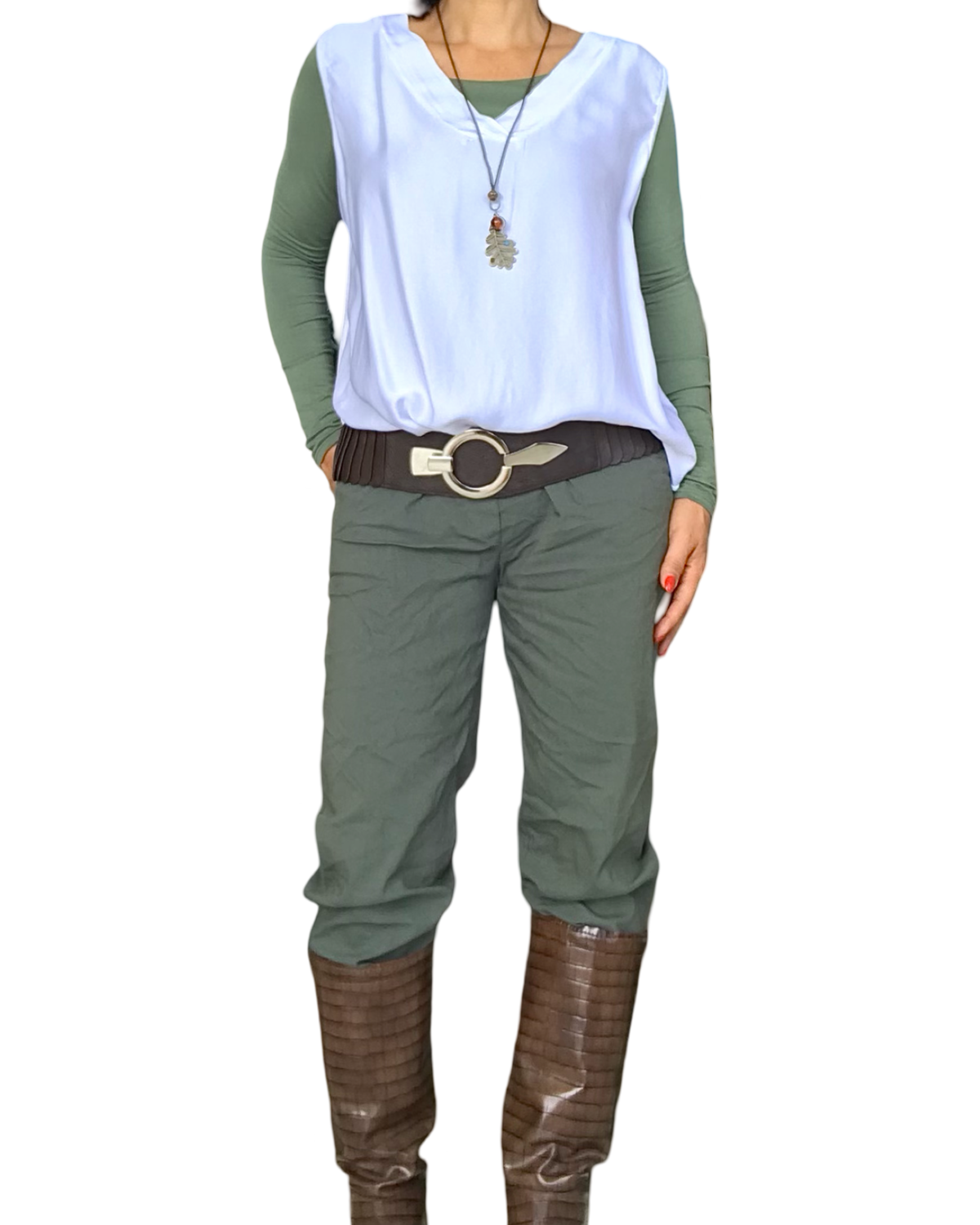 Débardeur blanc en satin col en V avec t-shirt manche longue vert, pantalon olive taille élastique avec un cordon et collier