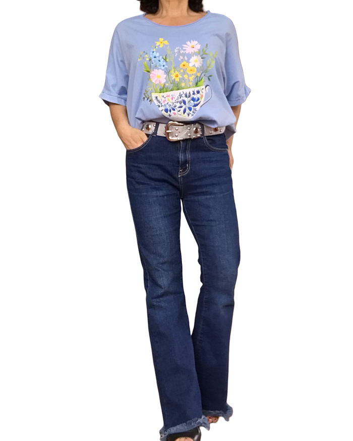 T-shirt uni bleu ciel col rond, manche courte, avec un bouquet de fleur dans une tasse
