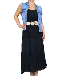Robe longue noire avec dentelle au niveau du buste et au milieu de la robe avec ceinture, élastique, vanille et veste en jeans sans manches