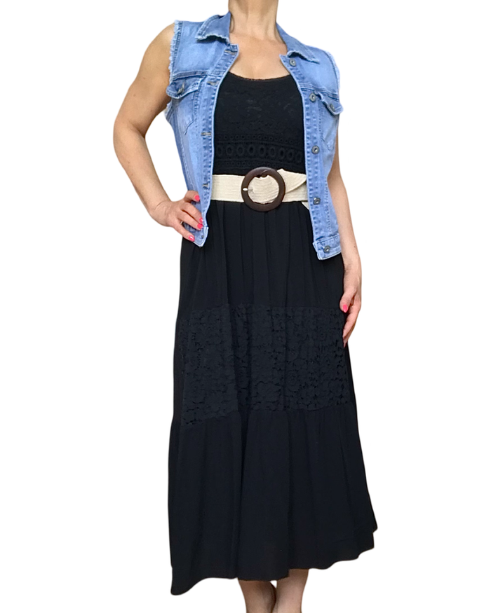 Robe longue noire avec dentelle au niveau du buste et au milieu de la robe avec ceinture, élastique, vanille et veste en jeans sans manches