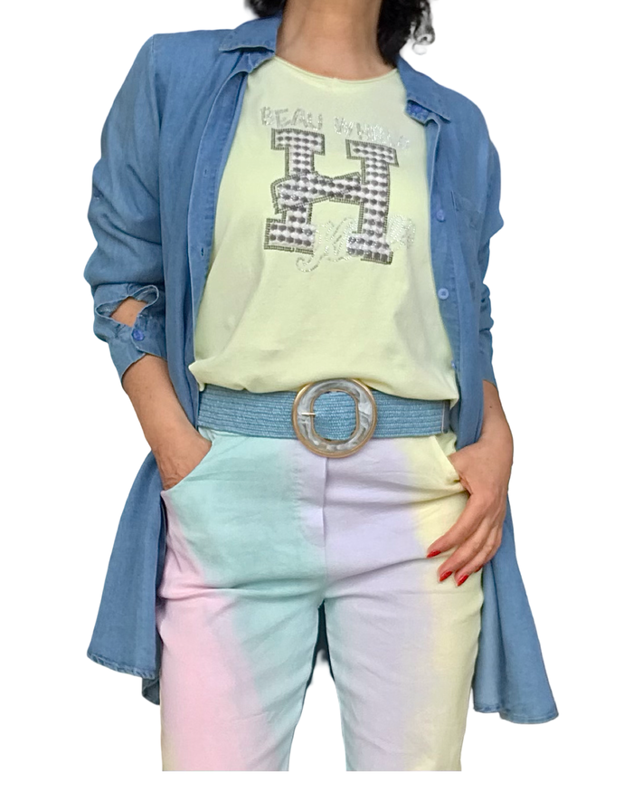 T-shirt jaune pâle col V manche longue avec un H texturé moka et blanc devant