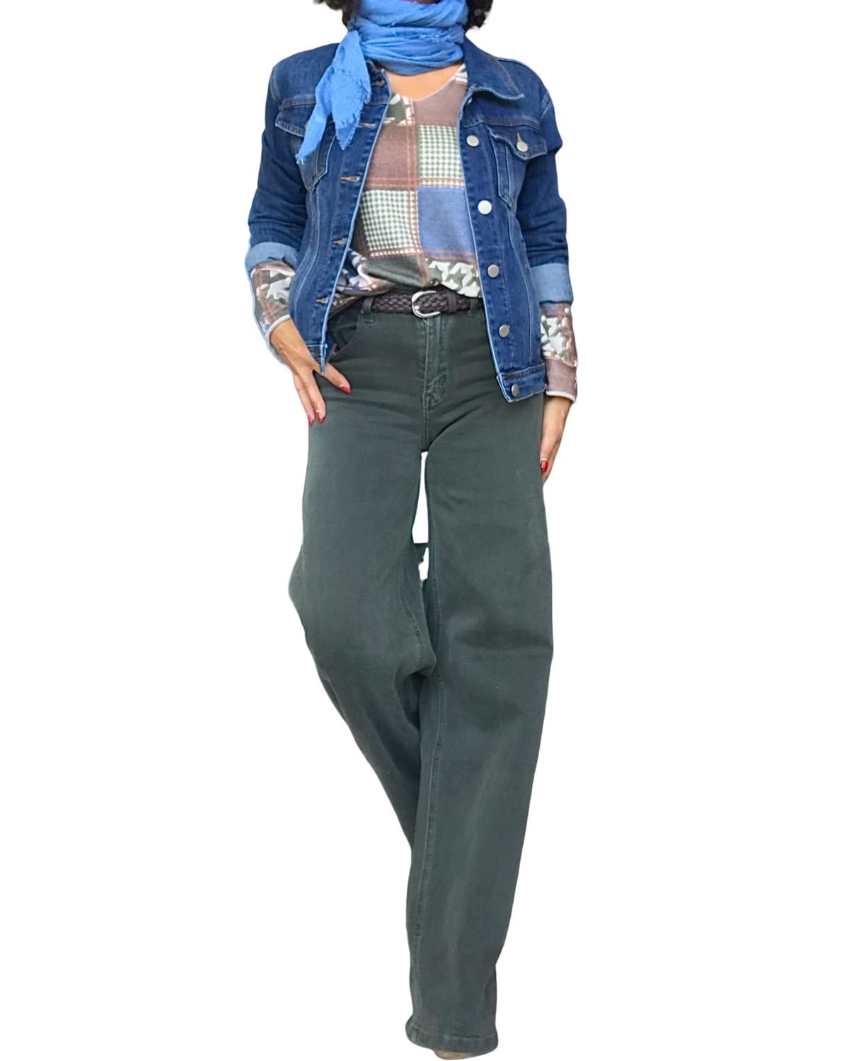 Pantalon droit kaki porté avec un haut imprimé, un jeans jacket et un foulard bleu – silhouette complète