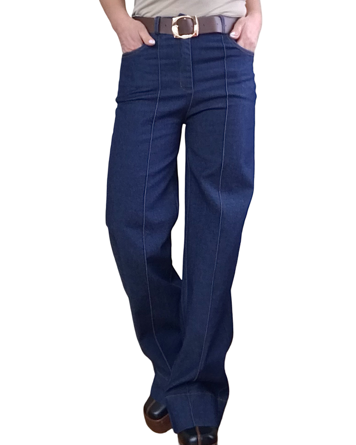 Jeans bleu foncé, jambe droite avec sur picure le long de la jambe