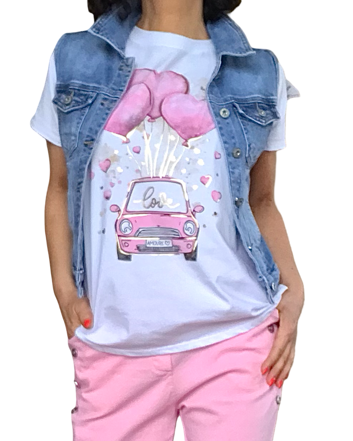 T-shirt blanc avec fiat et ballons rose bébé en forme de cœurs