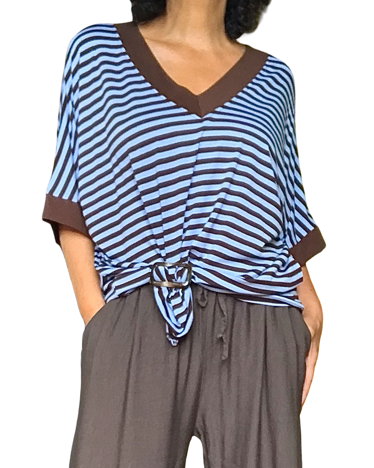 T-shirt rayé bleu ciel et brun manche courte col en V