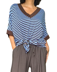 T-shirt rayé bleu ciel et brun manche courte col en V