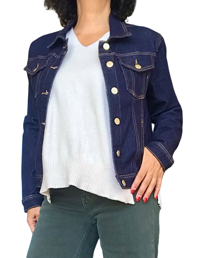 Jeans jacket bleu foncé porté ouvert sur un pull blanc col V avec pantalon vert