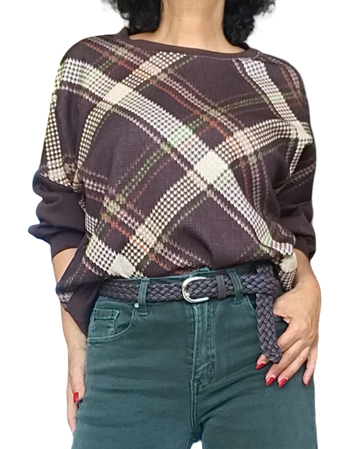 Chandail court brun en jersey à losange pied-de-coq crème et rouille porté avec ceinture tressée et pantalon vert