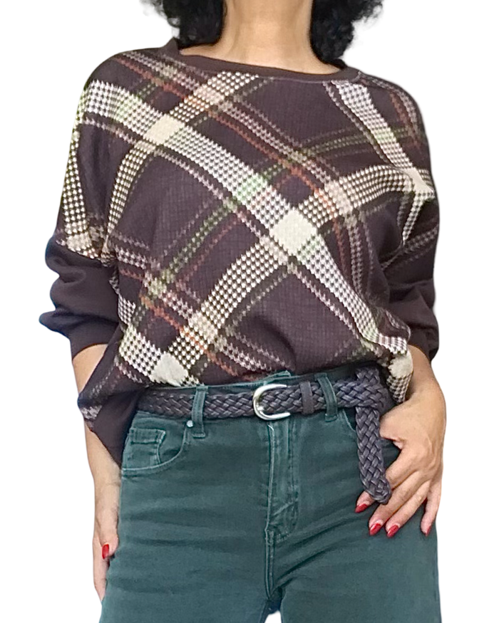 Chandail court brun en jersey à losange pied-de-coq crème et rouille porté avec ceinture tressée et pantalon vert