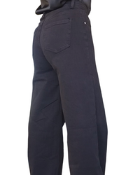 Pantalon droit noir – vue de dos avec poches arrière