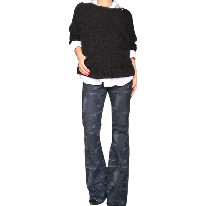 Chandail uni noir en tricot col en rond à manches longues avec jeans camouflage et chemise blanche
