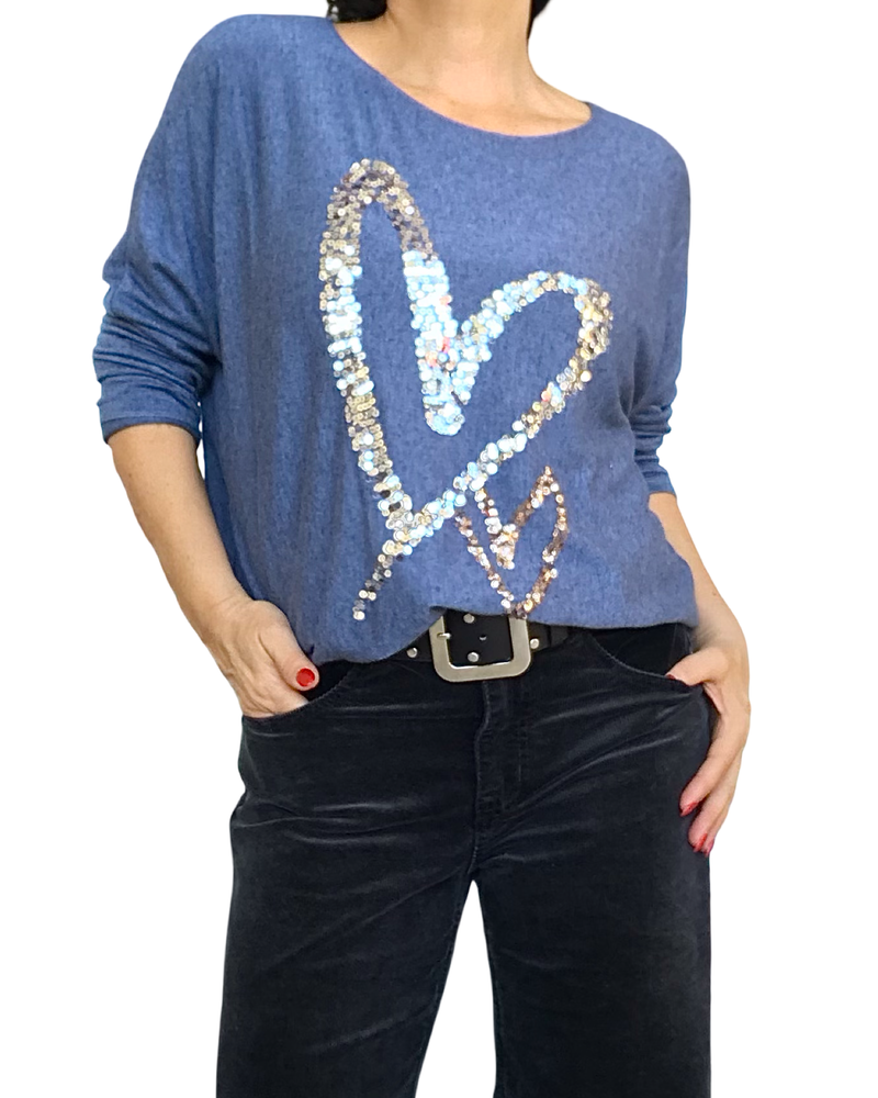 Chandail en tricot léger bleu avec cœur en paillettes argent et rouge