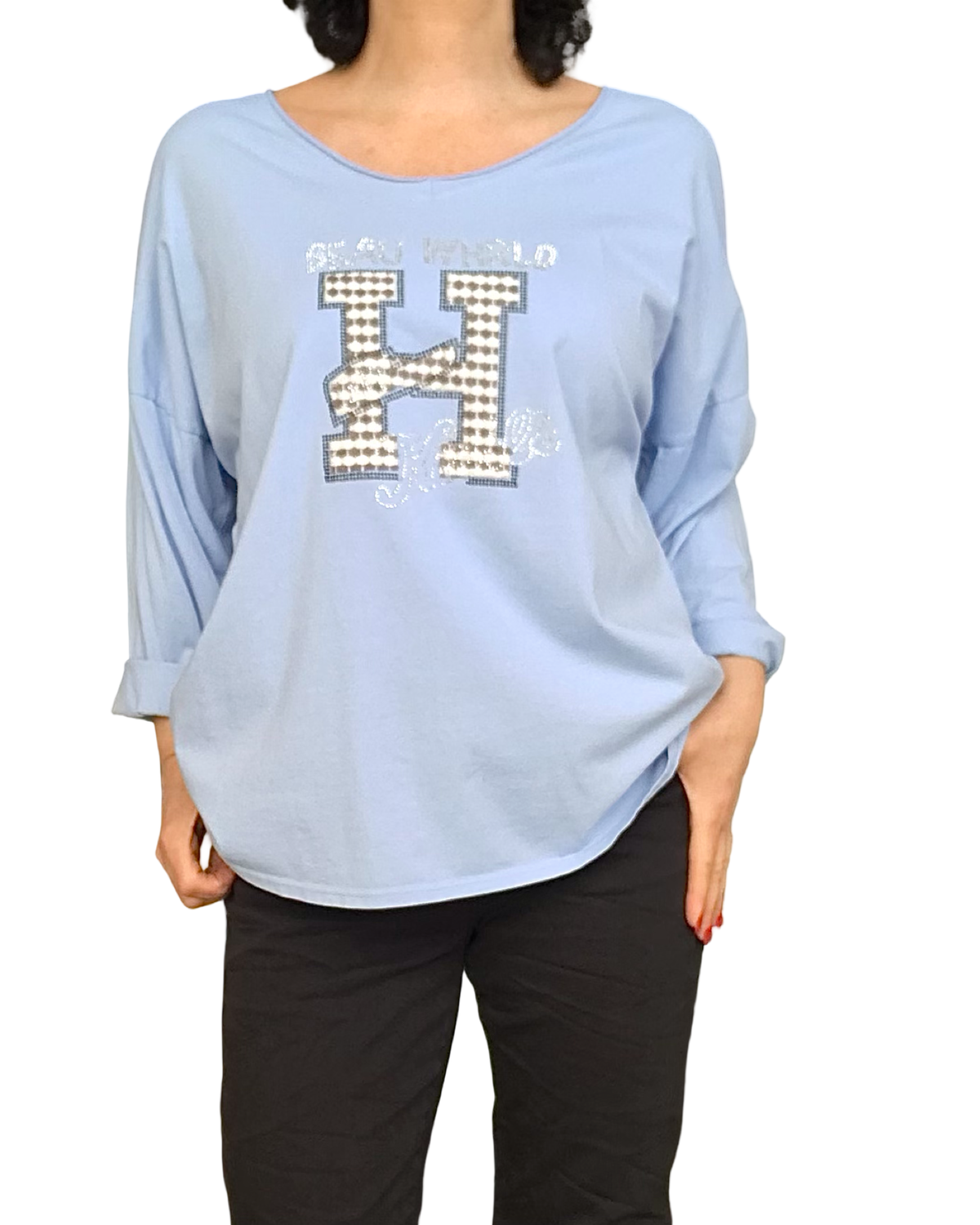 T-shirt bleu ciel col V manche longue avec un H texturé moka et blanc devant