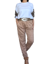 Chandail à manche blanc cassé avec les manches imprimées léopard