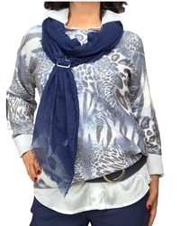 Chandail tricot blanc zébré bleu , col rond manche longues avec foulard marine et boucle d'ajustement 