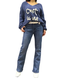 Chandail uni en tricot bleu « C’est la vie » manche longues avec jeans