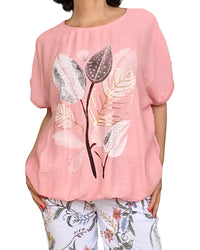 T-shirt uni corail délavé manche courte col rond avec un dessin de feuilles blanc, noir et doré