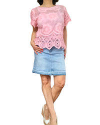 Blouse rose pâle délavé manche courte en crochet et broderie florale