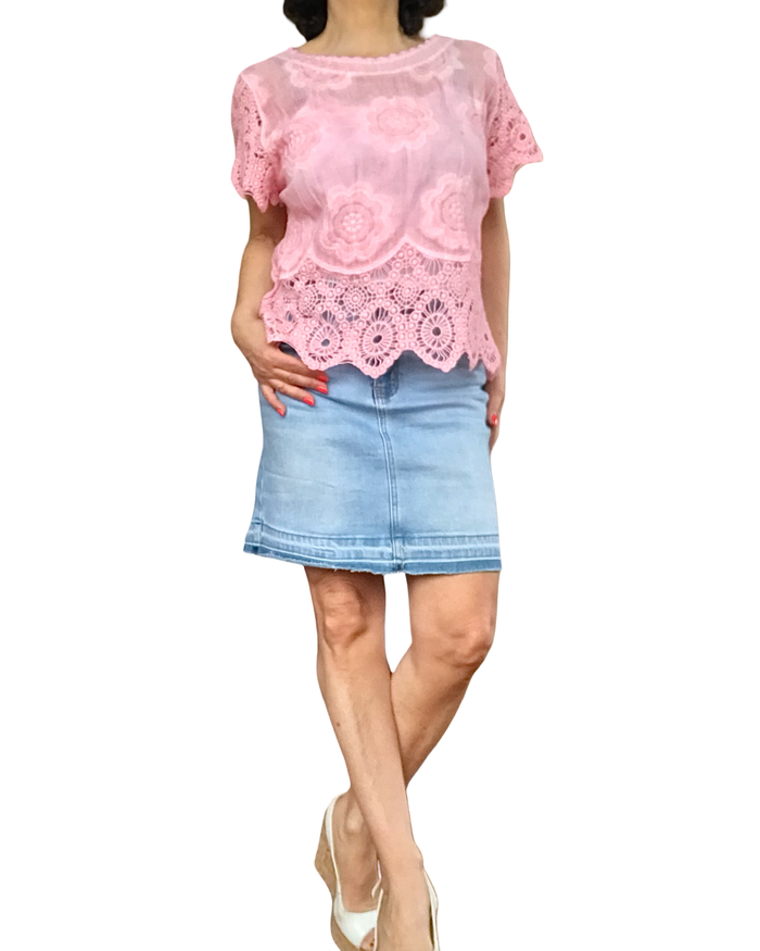 Blouse rose pâle délavé manche courte en crochet et broderie florale