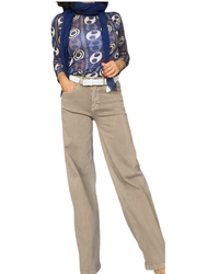 Pantalon droit camel délavé porté avec un haut imprimé marine et un foulard – silhouette complète