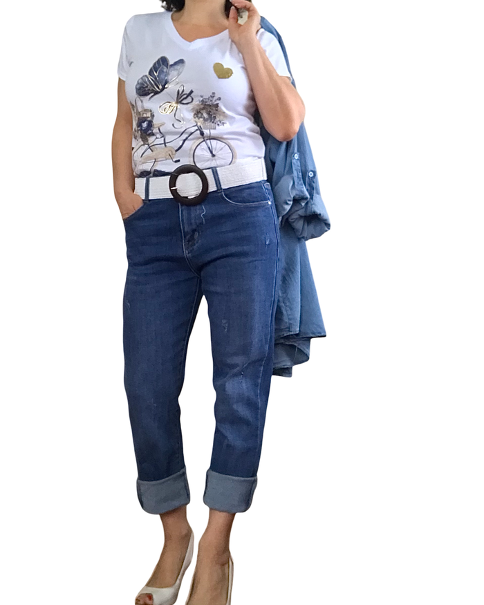 T-shirt blanc col en V avec une bicyclette et un papillon marine, doré, et beige