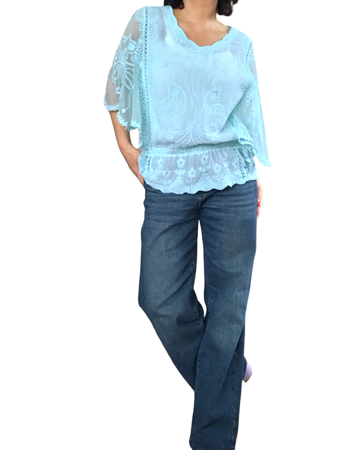 Blouse en voile aqua, dentelle et broderie, élastique à la taille