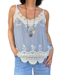 Camisole bleu jeans clair avec bretelles en crochet blanc cassé