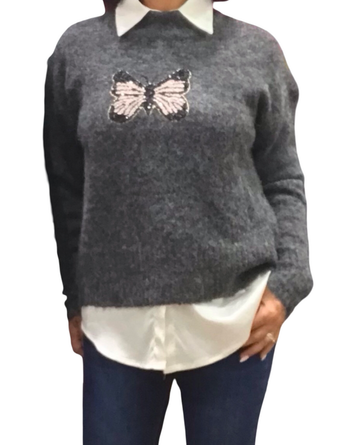 Chandail col montant gris charcoal chiné  en tricot avec un appliqué de papillon