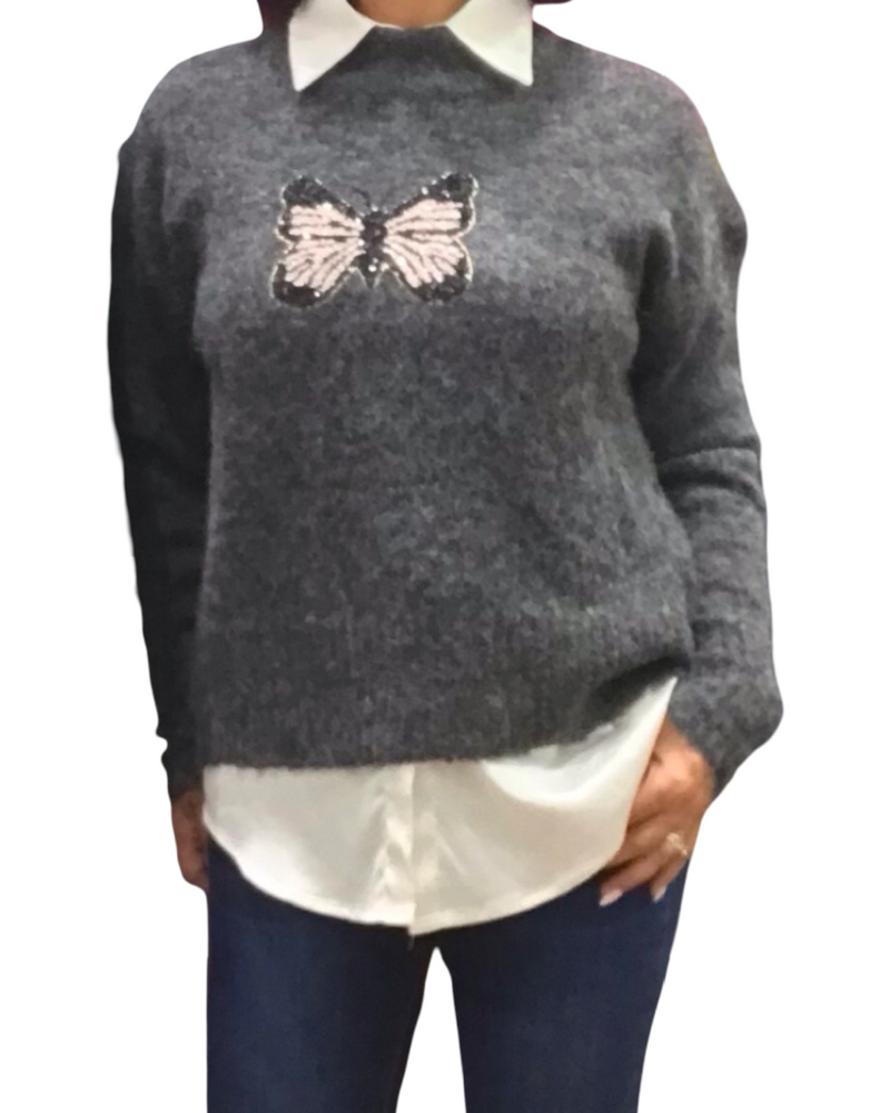Chandail col montant gris charcoal chiné  en tricot avec un appliqué de papillon