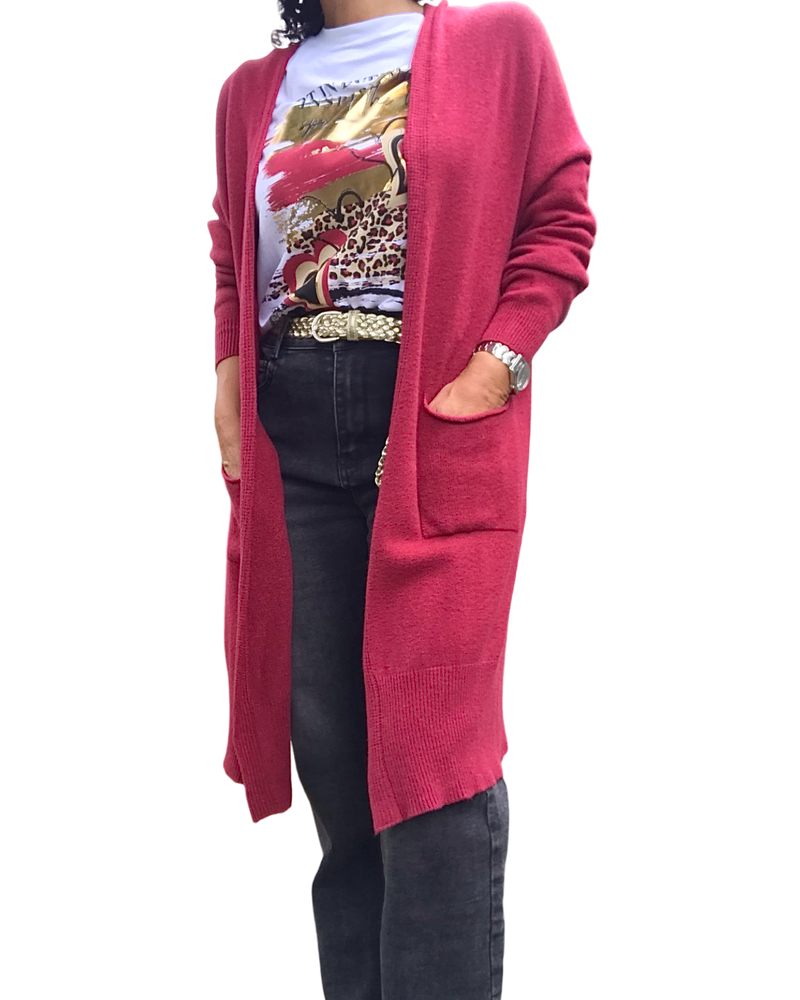 Cardigan femme rouge uni long avec deux poches avec t-shirt blanc et ceinture étroite dorée