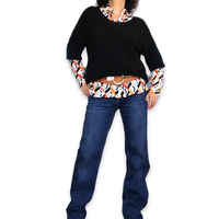 chandail en tricot noir manche courte avec ceinture élastique camel jeans jambe droite bleu foncé et chemise imprimé orange