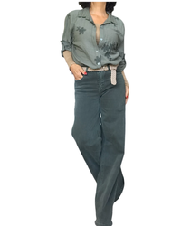 Chemise kaki brodée de fleurs avec pantalon vert large – silhouette complète