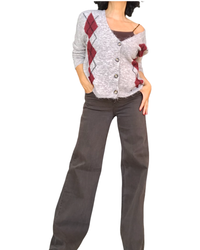 Cardigan beige à losanges bourgogne boutonné avec pantalon brun large – silhouette complète
