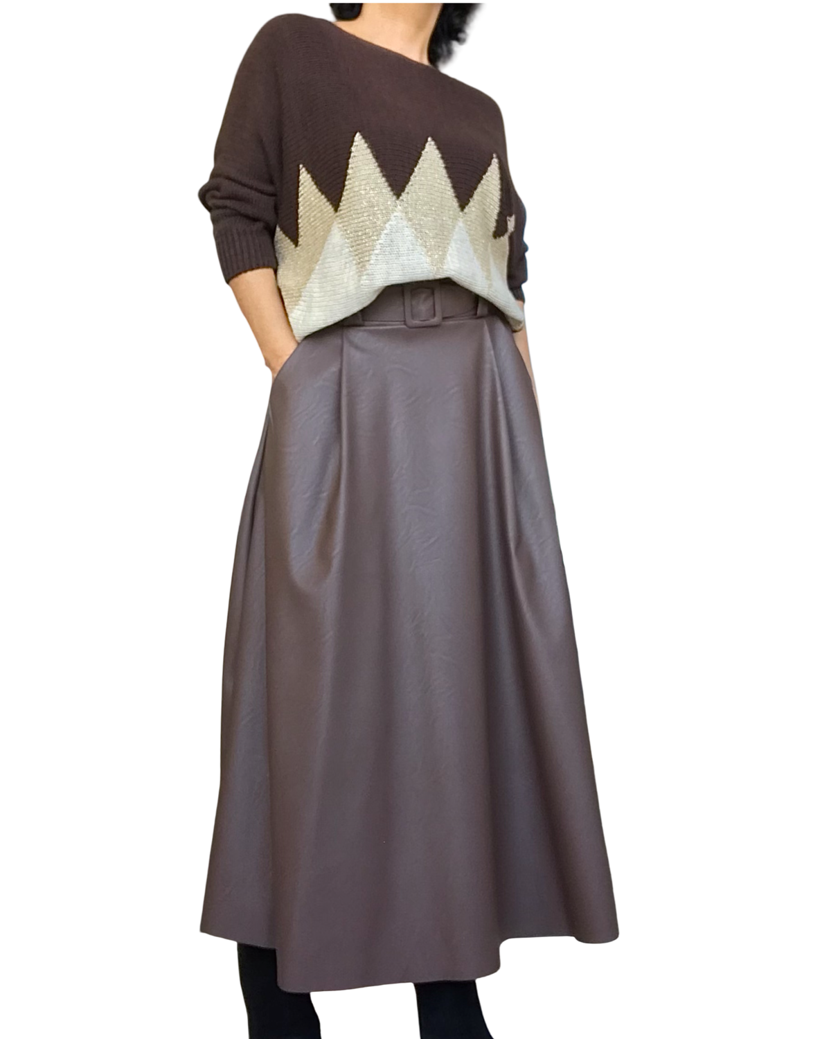 Chandail col rond en tricot brun, crème et losanges dorés