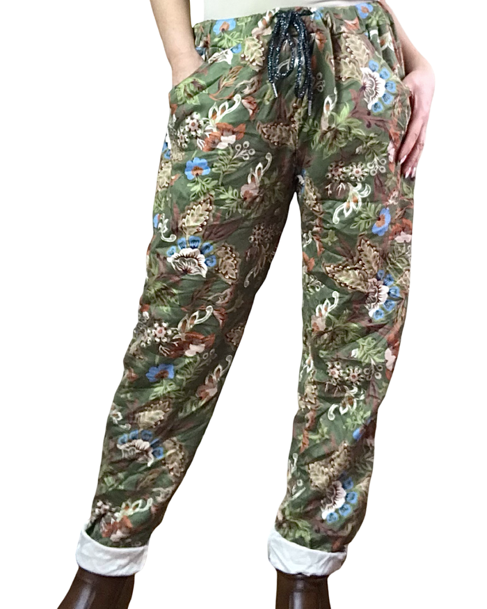 Pantalon imprimé floral vert pomme, beige, bleu et noisette en ultra suède à taille élastique avec cordon noir
